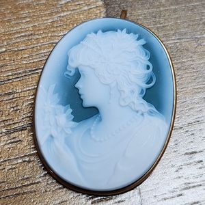 UNIQUE ANTIQUE CARVED BLUE CAMEO PIN/PENDANT WITH 18K GOLD MOUNT & BALE